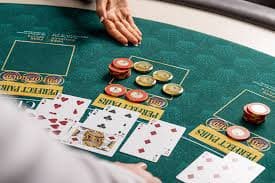 Aliran permainan Teen Patti menunjukkan tahapan dari ante hingga penentuan pemenang